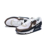 Nike Air Max 90 DZ3522-002 - ホワイトにブラウンとネイビー Nike Air Max 90 DZ3522-002 - ブラウン&ネイビーアクセントのホワイトスニーカー