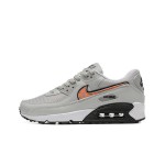 Nike Air Max 90 DZ5637-001 - グレーのスニーカー、ブラック&オレンジスウッシュ付き グレーのNike Air Max 90スニーカー、ブラックとオレンジのスウッシュが特徴的なデザイン。