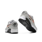 Nike Air Max 90 DZ5637-001 - グレーのスニーカー、ブラック&オレンジスウッシュ付き グレーのNike Air Max 90スニーカー、ブラックとオレンジのスウッシュが特徴的なデザイン。