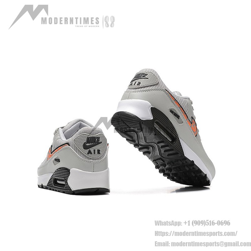 Nike Air Max 90 DZ5637-001 - グレーのスニーカー、ブラック&オレンジスウッシュ付き グレーのNike Air Max 90スニーカー、ブラックとオレンジのスウッシュが特徴的なデザイン。