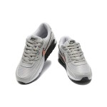 Nike Air Max 90 DZ5637-001 - グレーのスニーカー、ブラック&オレンジスウッシュ付き グレーのNike Air Max 90スニーカー、ブラックとオレンジのスウッシュが特徴的なデザイン。