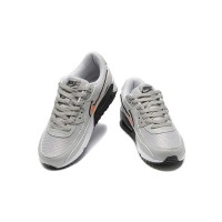 Nike Air Max 90 DZ5637-001 - グレーのスニーカー、ブラック＆オレンジスウッシュ付き | 大胆なコントラストと毎日の快適さ