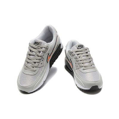 Nike Air Max 90 DZ5637-001 - グレーのスニーカー、ブラック＆オレンジスウッシュ付き | 大胆なコントラストと毎日の快適さ