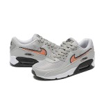 Nike Air Max 90 DZ5637-001 - グレーのスニーカー、ブラック&オレンジスウッシュ付き グレーのNike Air Max 90スニーカー、ブラックとオレンジのスウッシュが特徴的なデザイン。