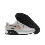 Nike Air Max 90 DZ5637-001 - グレーのスニーカー、ブラック&オレンジスウッシュ付き グレーのNike Air Max 90スニーカー、ブラックとオレンジのスウッシュが特徴的なデザイン。