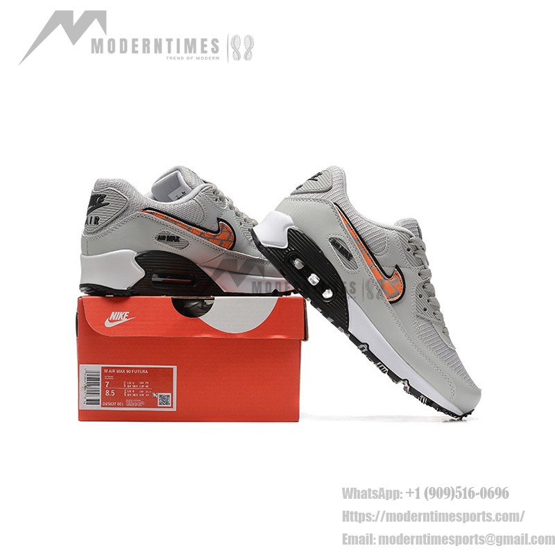 Nike Air Max 90 DZ5637-001 - グレーのスニーカー、ブラック&オレンジスウッシュ付き グレーのNike Air Max 90スニーカー、ブラックとオレンジのスウッシュが特徴的なデザイン。