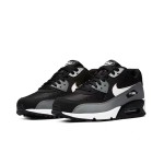 Nike Air Max 90 Essential AJ1285-018 - タイムレスなブラック、グレー、ホワイトのデザイン Nike Air Max 90 Essential AJ1285-018 - クラシックなブラック&グレースニーカーとホワイトスウッシュ