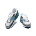 Nike Air Max 90 FD0678-100 - ホワイト&ブルースニーカー Nike Air Max 90 FD0678-100 - ブルー&グレーアクセントのホワイトスニーカー