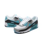Nike Air Max 90 FD0678-100 - ホワイト&ブルースニーカー Nike Air Max 90 FD0678-100 - ブルー&グレーアクセントのホワイトスニーカー