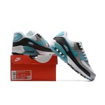 Nike Air Max 90 FD0678-100 - ホワイト&ブルースニーカー Nike Air Max 90 FD0678-100 - ブルー&グレーアクセントのホワイトスニーカー