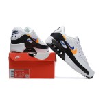 Nike Air Max 90 FJ4592-100 - グラフィックスウッシュが特徴のホワイトスニーカー Nike Air Max 90 FJ4592-100 オレンジとブルーのグラフィックスウッシュが映えるホワイトスニーカー
