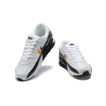 Nike Air Max 90 FJ4592-100 - グラフィックスウッシュが特徴のホワイトスニーカー Nike Air Max 90 FJ4592-100 オレンジとブルーのグラフィックスウッシュが映えるホワイトスニーカー