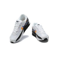 Nike Air Max 90 FJ4592-100 - ホワイトスニーカー、オレンジとブルーのグラフィックスウッシュ付き | アイコニックなスタイルと優れた快適さ
