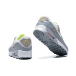 Nike Air Max 90 FJ4824-001 - クラシックデザイン & 日常の快適さ Nike Air Max 90 FJ4824-001 - ホワイト、ベージュ、グレーのスニーカー