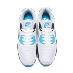 Nike Air Max 90 'レーザーブルー' CJ6779-100 - アイコニックなデザインとMax Airクッショニング Nike Air Max 90 'レーザーブルー' CJ6779-100 - 黒のオーバーレイとブルーのアクセントが際立つ白いスニーカー