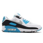 Nike Air Max 90 'レーザーブルー' CJ6779-100 - アイコニックなデザインとMax Airクッショニング Nike Air Max 90 'レーザーブルー' CJ6779-100 - 黒のオーバーレイとブルーのアクセントが際立つ白いスニーカー