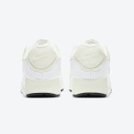 Nike Air Max 90 "The Future is in the Air" - 大胆なクリームスニーカー Nike Air Max 90 DD8496-161 - レッドとブルーのディテールが特徴のクリームスニーカー