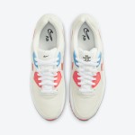 Nike Air Max 90 "The Future is in the Air" - 大胆なクリームスニーカー Nike Air Max 90 DD8496-161 - レッドとブルーのディテールが特徴のクリームスニーカー