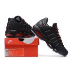 Nike Air Max 95 AV7014-001 ブラックエアクッションランニングシューズ メンズ - レトロクラシックデザイン Nike Air Max 95 AV7014-001 ブラック メンズランニングシューズ エアクッション レトロデザイン