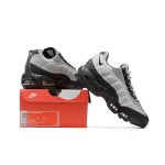 Nike Air Max 95 DV5581-001 メンズ ランニングシューズ 見えるエアクッション Nike Air Max 95 DV5581-001 メンズ クラシックランニングシューズ、快適なクッション、スタイリッシュなストリートファッション