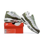 Nike Air Max 95 'White Oil Green' FD0780-100 メンズ スニーカー – Air Max クッションとトレンディなデザイン Nike Air Max 95 'White Oil Green' FD0780-100 メンズ スニーカー – アイコニックな快適さとスタイリッシュな緑のアクセント