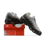 Nike Air Max 95 FD9775-001 メンズスニーカー – Air Maxクッションで快適さとスタイリッシュなデザイン Nike Air Max 95 FD9775-001 メンズスニーカー – アイコニックなAir Maxクッションとスタイリッシュなデザイン