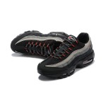 Nike Air Max 95 Logo CW7477-001 ブラック、グレー、レッド スニーカー Nike Air Max 95 Logo CW7477-001 ブラック、グレー、レッド スニーカー 側面図