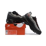 Nike Air Max 95 Logo CW7477-001 ブラック、グレー、レッド スニーカー Nike Air Max 95 Logo CW7477-001 ブラック、グレー、レッド スニーカー 側面図
