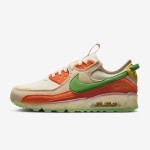 Nike Air Max Terrascape 90 DV7413-100 サステナブルなベージュスニーカー Nike Air Max Terrascape 90 DV7413-100 ベージュのスニーカー、グリーンスウッシュとオレンジのディテール