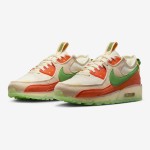 Nike Air Max Terrascape 90 DV7413-100 サステナブルなベージュスニーカー Nike Air Max Terrascape 90 DV7413-100 ベージュのスニーカー、グリーンスウッシュとオレンジのディテール