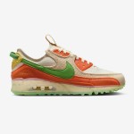 Nike Air Max Terrascape 90 DV7413-100 サステナブルなベージュスニーカー Nike Air Max Terrascape 90 DV7413-100 ベージュのスニーカー、グリーンスウッシュとオレンジのディテール