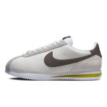 ナイキ コルテッツ 23 SNKRS デイ コリア FD0398-133 ナイキ コルテッツ 23 SNKRS デイ コリア FD0398-133 - レトロなホワイトとブラウンスニーカー、イエローアクセント付き