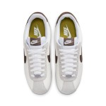 ナイキ コルテッツ 23 SNKRS デイ コリア FD0398-133 ナイキ コルテッツ 23 SNKRS デイ コリア FD0398-133 - レトロなホワイトとブラウンスニーカー、イエローアクセント付き