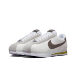 ナイキ コルテッツ 23 SNKRS デイ コリア FD0398-133 ナイキ コルテッツ 23 SNKRS デイ コリア FD0398-133 - レトロなホワイトとブラウンスニーカー、イエローアクセント付き