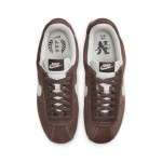 ナイキ コルテッツ ハングルデー FQ8144-237 ナイキ コルテッツ ハングルデー FQ8144-237 - レトロスタイルのプレミアムブラウンスエードスニーカー
