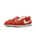 Nike Cortez Picante Red スニーカー Nike Cortez Picante Red DZ2795-601 - 白いディテールが映える大胆な赤のスニーカー