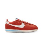 Nike Cortez Picante Red スニーカー Nike Cortez Picante Red DZ2795-601 - 白いディテールが映える大胆な赤のスニーカー