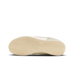 Nike Cortez Sail FV3639-171 - 上品なホワイトとゴールドのスニーカー Nike Cortez Sail FV3639-171 - フローラルディテール付きホワイトとゴールドのスニーカー