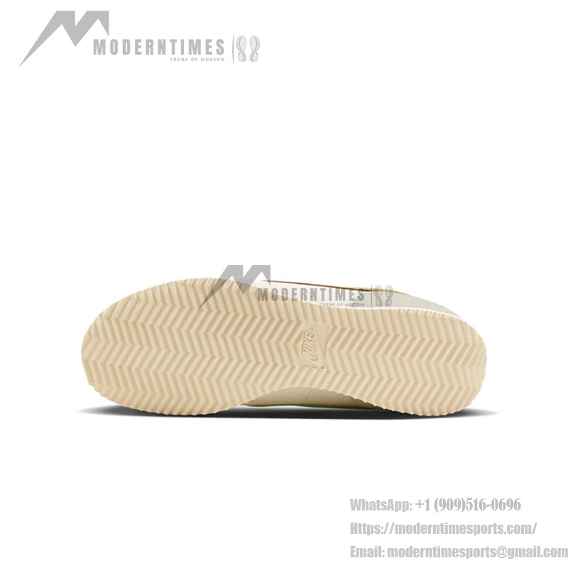 Nike Cortez Sail FV3639-171 - 上品なホワイトとゴールドのスニーカー Nike Cortez Sail FV3639-171 - フローラルディテール付きホワイトとゴールドのスニーカー