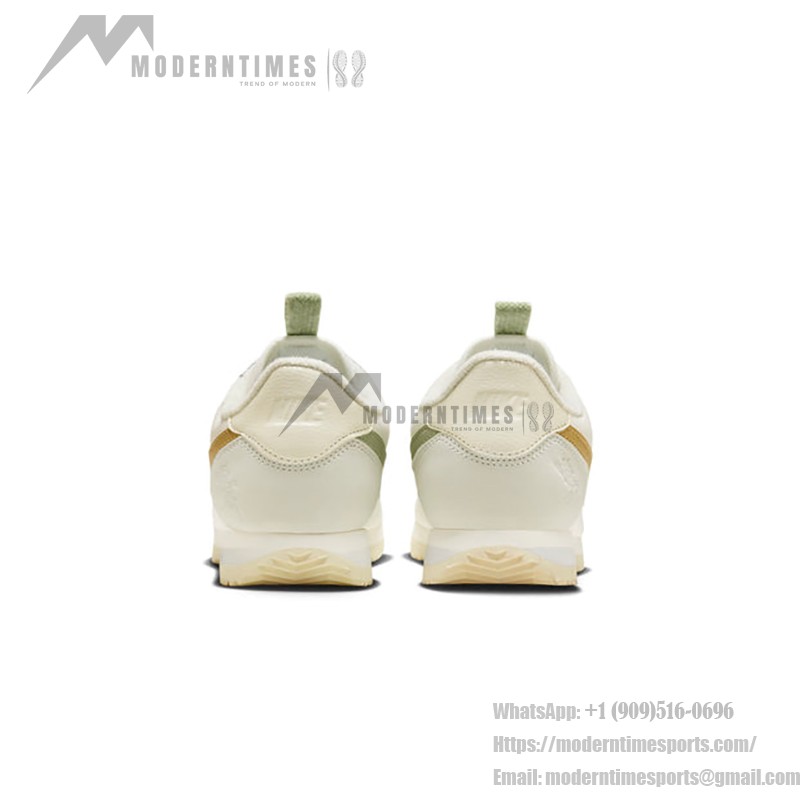 Nike Cortez Sail FV3639-171 - 上品なホワイトとゴールドのスニーカー Nike Cortez Sail FV3639-171 - フローラルディテール付きホワイトとゴールドのスニーカー