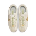 Nike Cortez Sail FV3639-171 - 上品なホワイトとゴールドのスニーカー Nike Cortez Sail FV3639-171 - フローラルディテール付きホワイトとゴールドのスニーカー