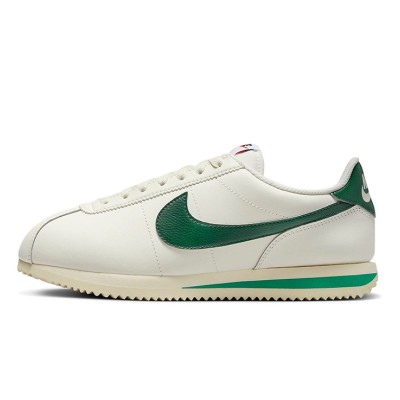 Nike Cortez Sail Gorge Green DN1791-101 - クラシックなホワイトスニーカー、鮮やかなグリーンアクセント付き