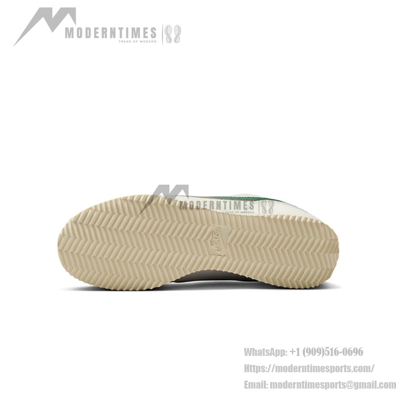 Nike Cortez Sail Gorge Green スニーカー Nike Cortez Sail Gorge Green DN1791-101 - ホワイトとグリーンのスニーカー