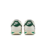 Nike Cortez Sail Gorge Green スニーカー Nike Cortez Sail Gorge Green DN1791-101 - ホワイトとグリーンのスニーカー