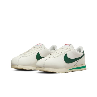 Nike Cortez Sail Gorge Green DN1791-101 - クラシックなホワイトスニーカー、鮮やかなグリーンアクセント付き