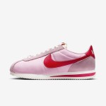 Nike Cortez TXT Medium Soft Pink HF9994-600 Nike Cortez TXT Medium Soft Pink HF9994-600 鮮やかなピンクと赤のアクセントが特徴のスニーカー