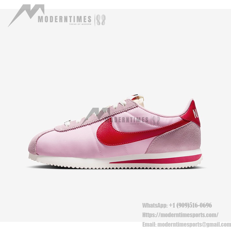 Nike Cortez TXT Medium Soft Pink HF9994-600 Nike Cortez TXT Medium Soft Pink HF9994-600 鮮やかなピンクと赤のアクセントが特徴のスニーカー