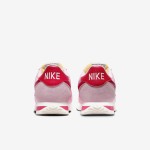 Nike Cortez TXT Medium Soft Pink HF9994-600 Nike Cortez TXT Medium Soft Pink HF9994-600 鮮やかなピンクと赤のアクセントが特徴のスニーカー