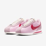 Nike Cortez TXT Medium Soft Pink HF9994-600 Nike Cortez TXT Medium Soft Pink HF9994-600 鮮やかなピンクと赤のアクセントが特徴のスニーカー