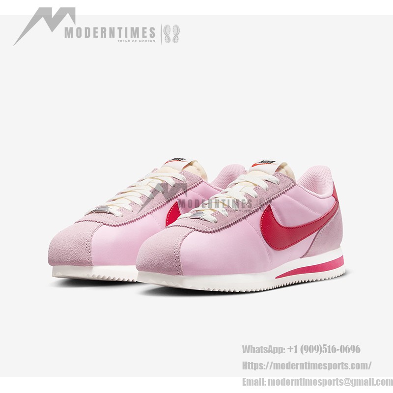 Nike Cortez TXT Medium Soft Pink HF9994-600 Nike Cortez TXT Medium Soft Pink HF9994-600 鮮やかなピンクと赤のアクセントが特徴のスニーカー